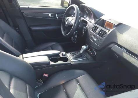 2010 Mercedes-Benz C 300 Luxury/Sport z USA, uszkodzony, nr VIN WDDGF5EBXAR120718